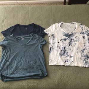 3 V-neck t-shirts